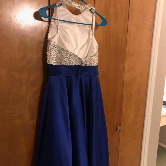 Formal Dresses. Size 8 - Picture 2 of 6